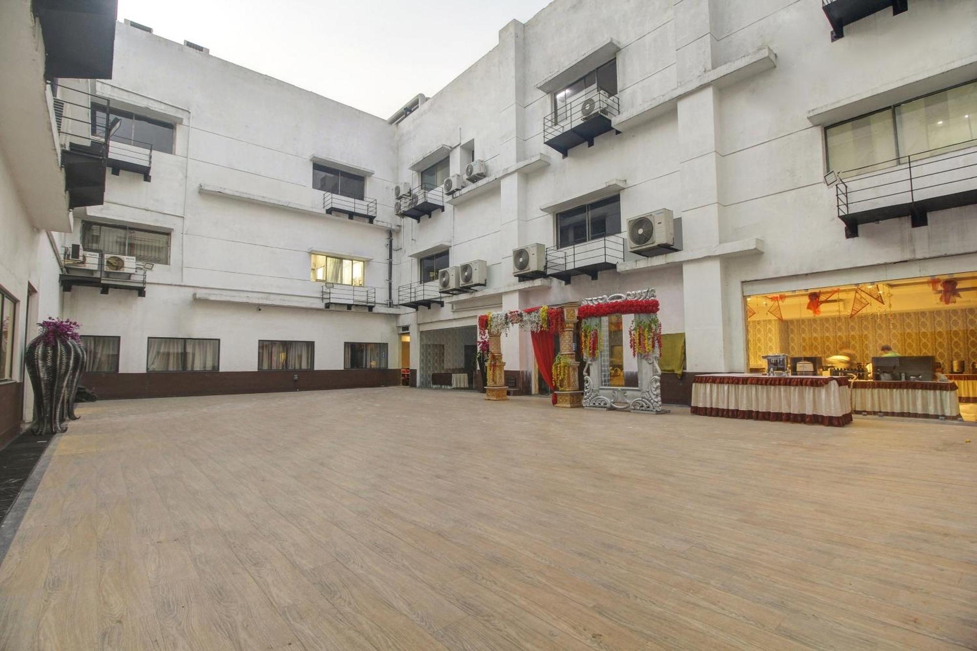Townhouse Oak Sohotel Haora Bagian luar foto